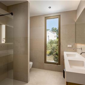 4-Bedroom Luxury Villa with Heated Pool, Ciovo near Trogir – Sleeps 8